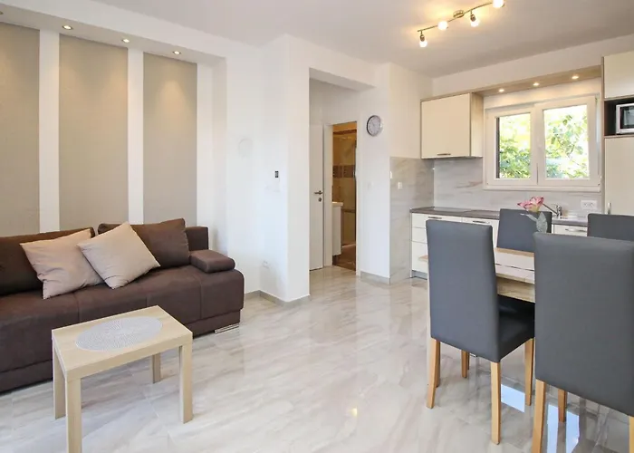 Tolles In Mit Eigenem Balkon By Interhome Appartement Baška